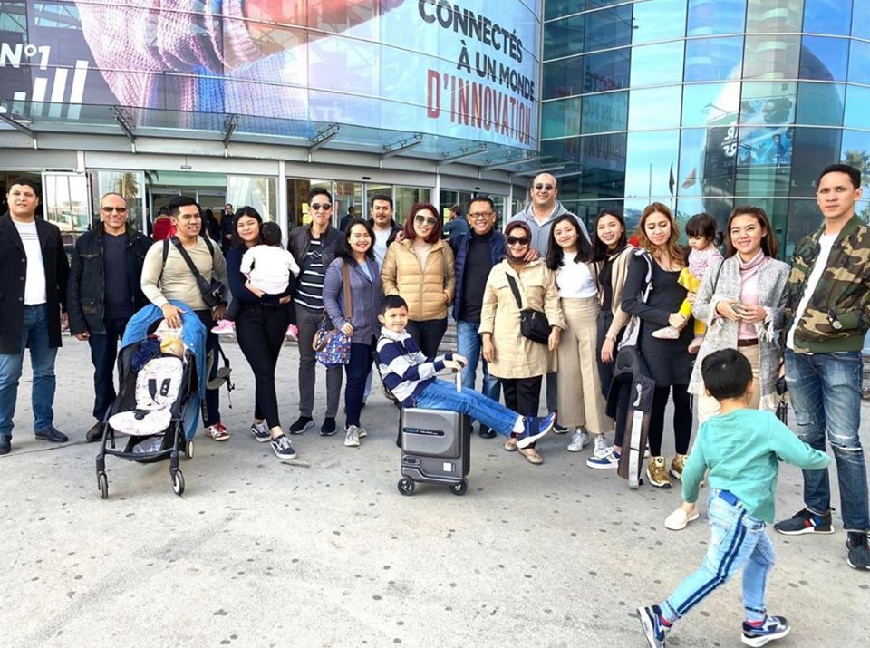 Airwheel SE3 motorized luggage