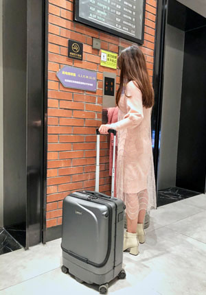 Airwheel SR5 smart luggage